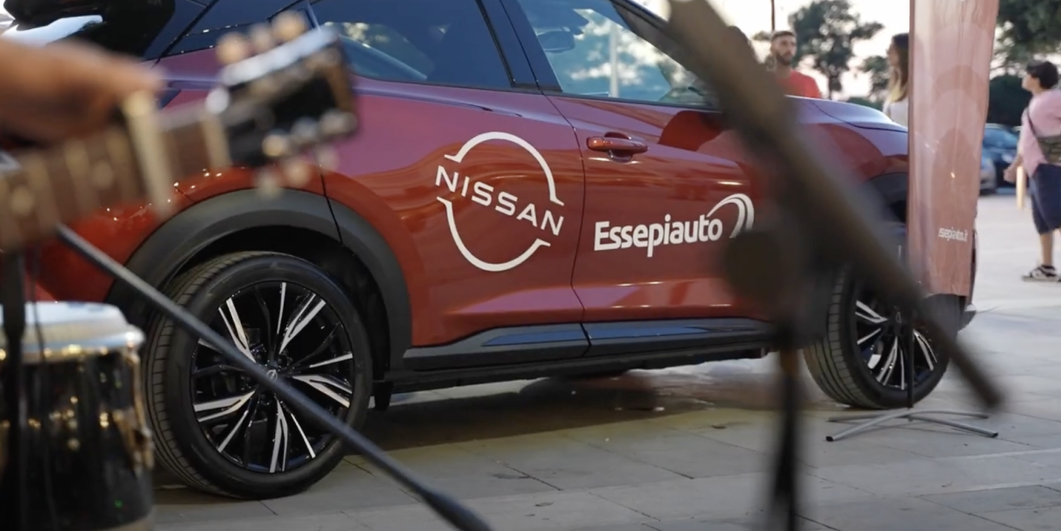 Auto Nissan rossa durante un evento EssepiAuto