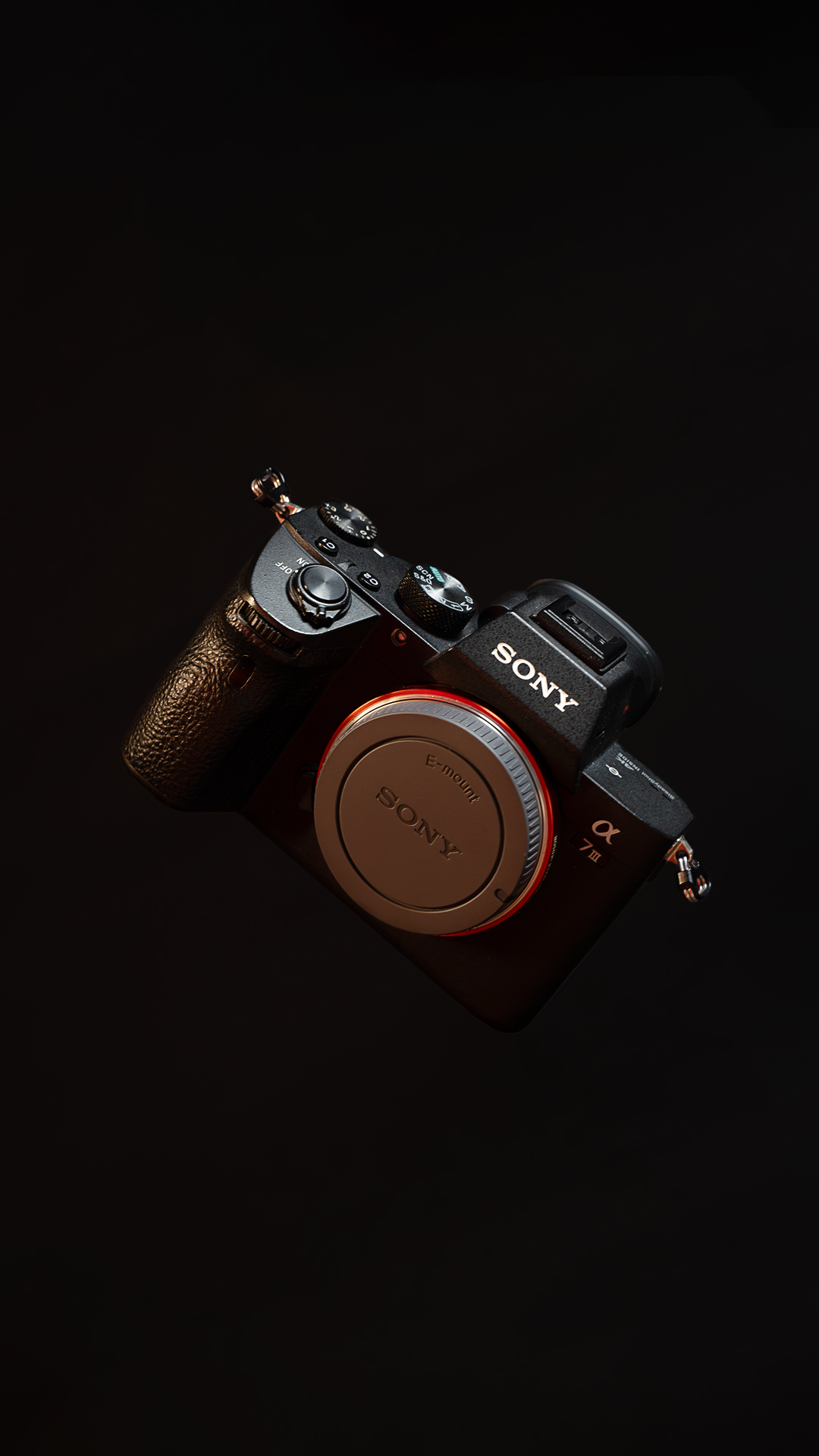 Fotocamera Sony fotografata su sfondo scuro
