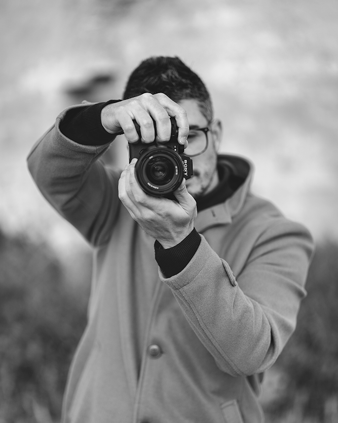 Francois Marascia con una fotocamera, ritratto in bianco e nero